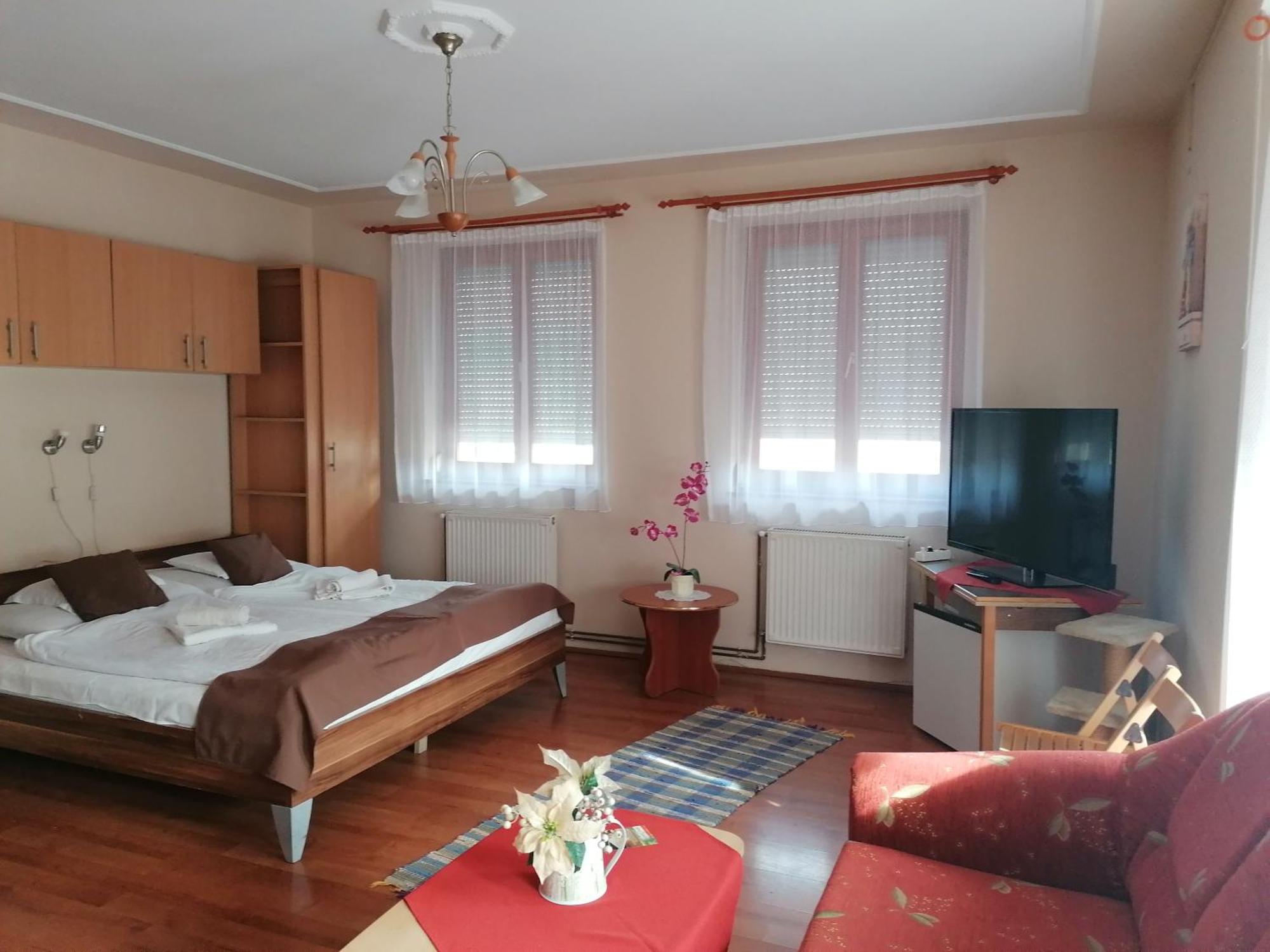 Iglodi Panzio Hotell Kunszentmárton Exteriör bild
