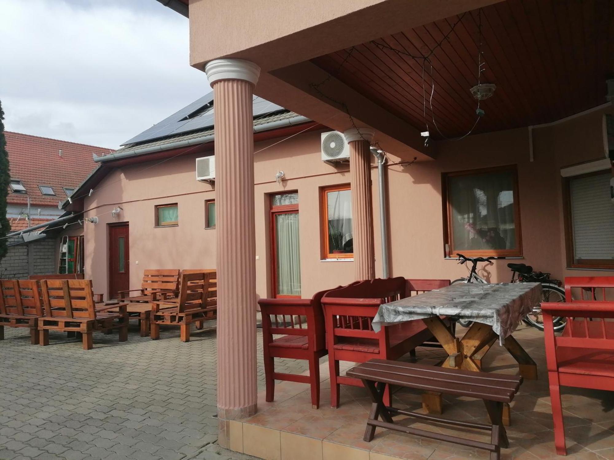 Iglodi Panzio Hotell Kunszentmárton Exteriör bild